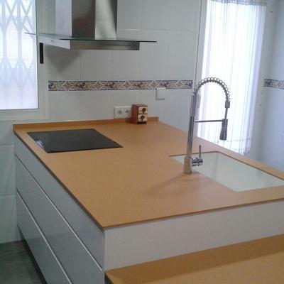 Preciosa cocina con isla en reforma parcial