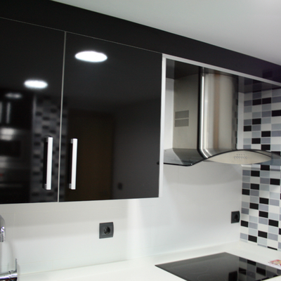 DETALLE MOBILIARIO COCINA LACADO EN NEGRO BRILLO CON CANTO Y TIRADOR EN ALUMINIO