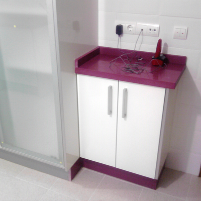 DETALLE MOBILIARIO DE COCINA CON VITRINA Y SILESTONE KOAN