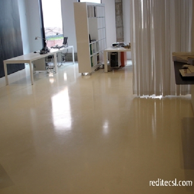 Detalle oficina con pavimento de resina
