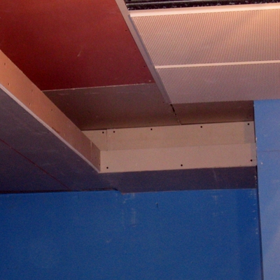 Detalle remte de techo con yeso laminado y candelero