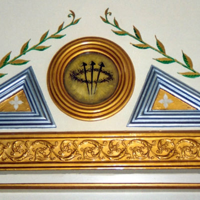 Detalles pictóricos en espacio religioso. Policromía sobre escayola.