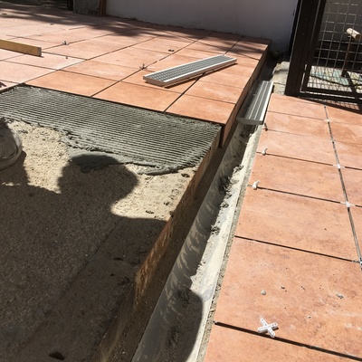 Solado e instalación de rejilla para evacuación de agua