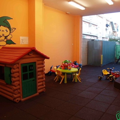 Diseño de patio de recreo con zonas interiores y exteriores en Utebo