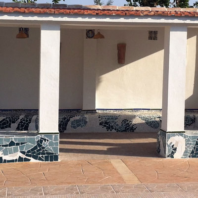 Diseño y ejecución de pérgola con motivos marinos y técnica de mosaico.