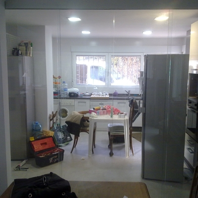 DIVISIONES Y PUERTAS DE VIDRIO