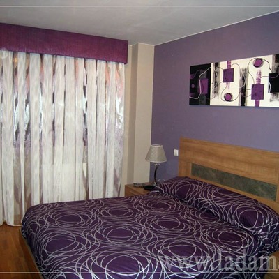 Dormitorio actual en lilas