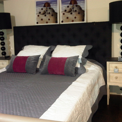 DORMITORIO CON CABECERO Y CUADROS MENINAS