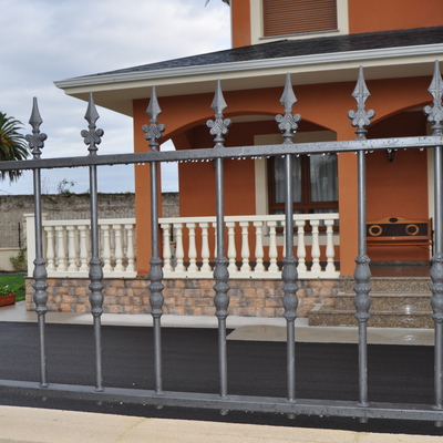 Cierre metálico sobre muro.