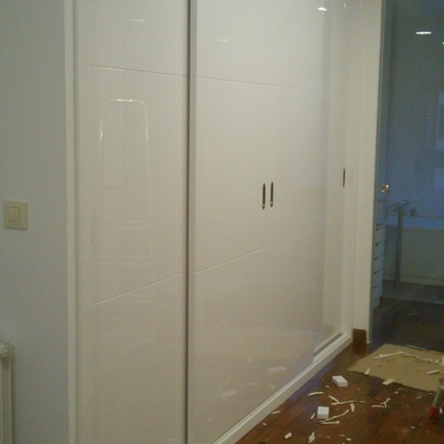 Frente de armario corredera lacado alto brillo con costado