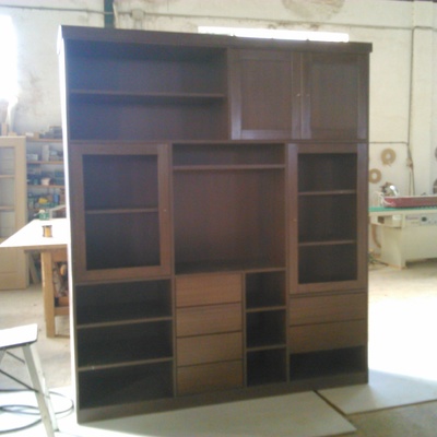 Mueble a medida de salón wengue con puertas cristaleras