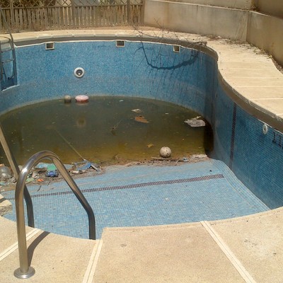 limpieza de jardin y piscina comunitaria