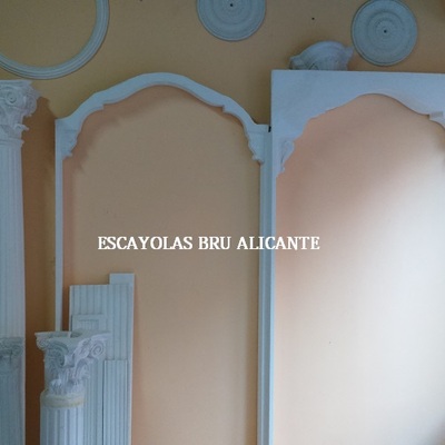 exposición de arcos de escayola en nuestra oficina en Santa Pola (Alicante)