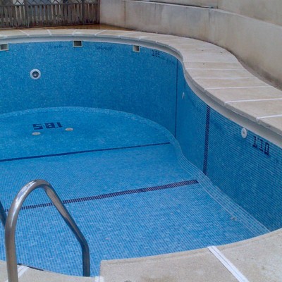 limpieza de jardin y piscina comunitaria