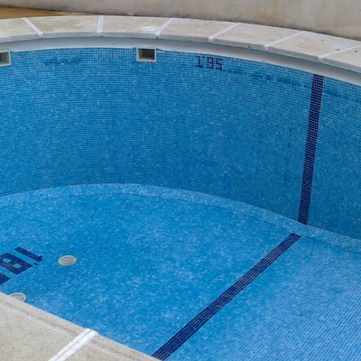 limpieza de jardin y piscina comunitaria