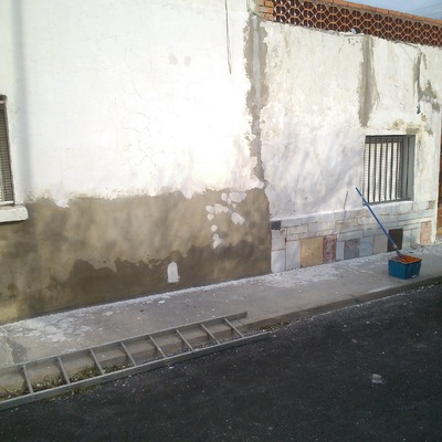 Restauración y pintura de fachada casa.