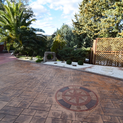 hormigón impreso con detalle rosa de los vientos