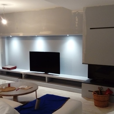 MEBLE DE PLADUR CON FORRADO DE CHIMENEA