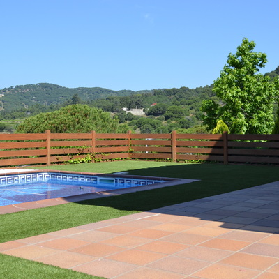 Realización de Valla de madera tropical en Teia