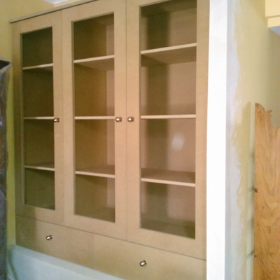 Librería a medida con puertas palillería