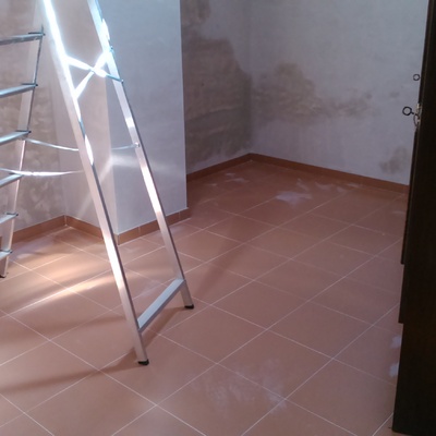 Colocación de plaqueta en suelo de desván.