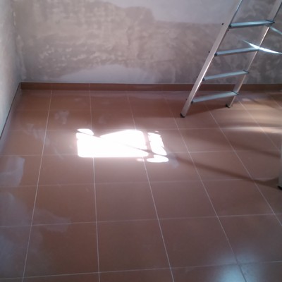 Colocación de plaqueta en suelo de desván.