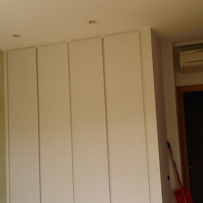 armario lacado tirador uñero