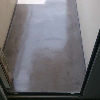 Suelo de microcemento color gris 