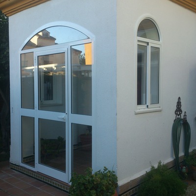 Cerramiento con curvas en porche de entrada