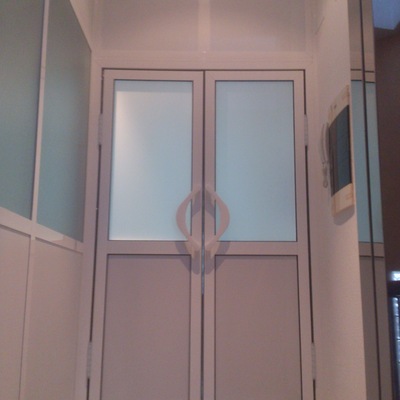 Puerta de vaivén en oficina