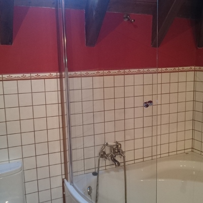 Instalación mampara especial bañeras curvas