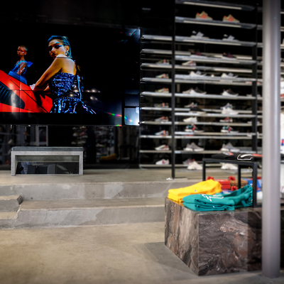 Vision parcial de la tienda, con videowall