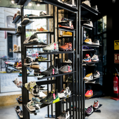 Mueble expositor zapatillas