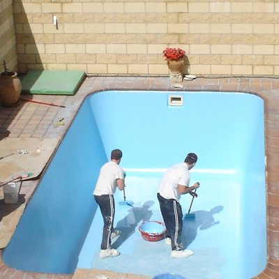 Piscina revestida de poliéster reforzado con fibra de vidrio