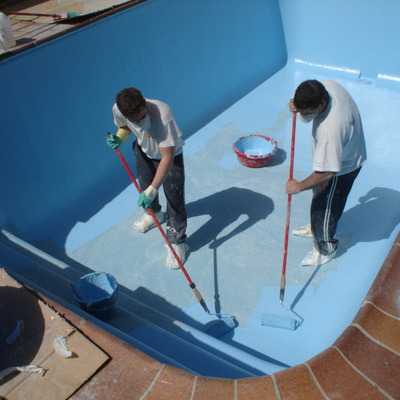 Piscina revestida de poliéster reforzado con fibra de vidrio