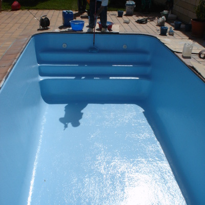 Piscina revestida de poliéster reforzado con fibra de vidrio