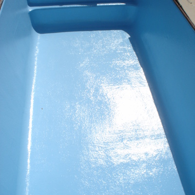 Piscina revestida de poliéster reforzado con fibra de vidrio