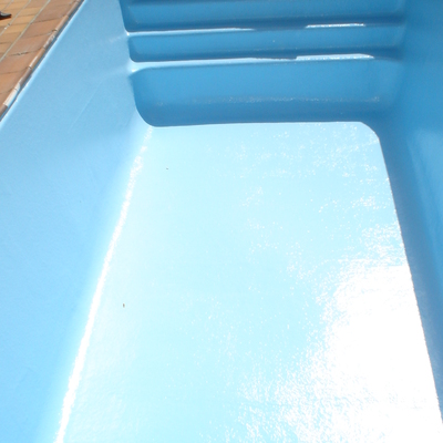 Piscina revestida de poliéster reforzado con fibra de vidrio