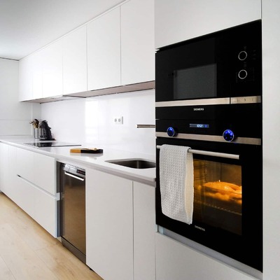 Cocina blanca alargada