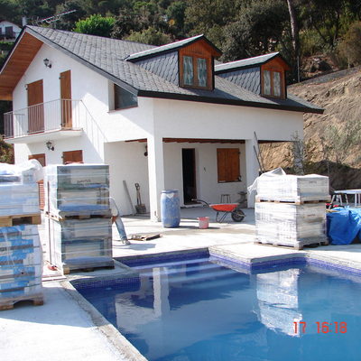 Construccion de piscina y pavimento exterior en S Cebria de Vallalta