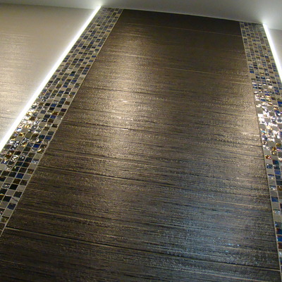 Mosaico franqueado por bandas luminosas