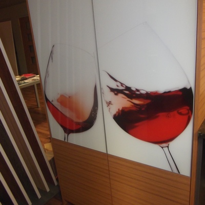 mueble despensero en  exposición  con  vinilo