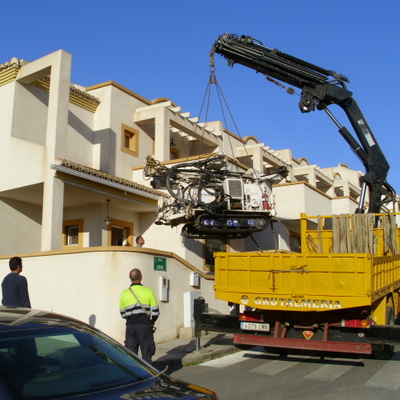Colocación de maquina de sondeo mediante camión grúa
