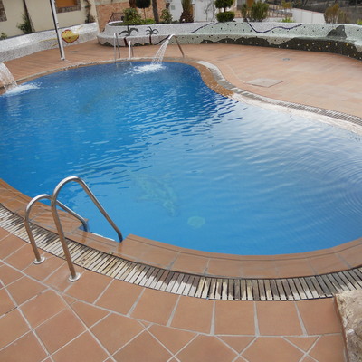 PISCINA CON FUENTES