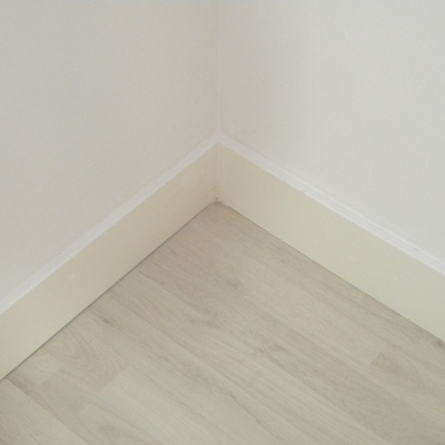 tarima flotante y pintura plastica blanco.