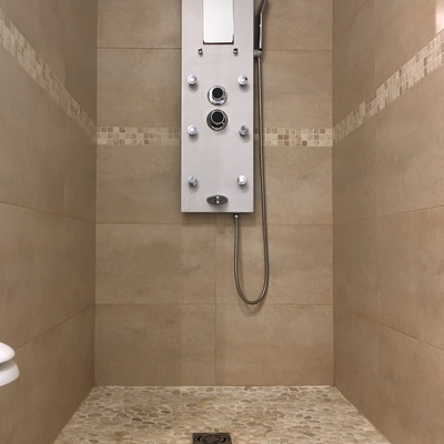 ducha con suelo de piedras