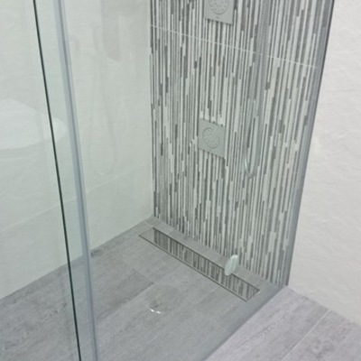 ducha de obra con griferia encastrada