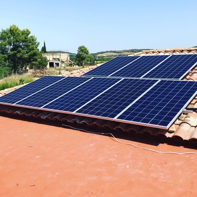 Instalación Solar Fotovoltaica Aislada de 2,72 kWp con Inversor de 5 kW y Rack de Baterías de Litio de 9,6 kWh para vivienda unifamiliar en Cheste (Valencia)