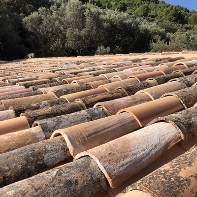 Tejado con tejas recuperadas