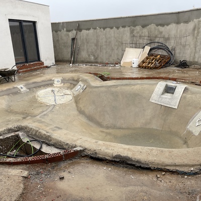 Creación de jardín con construcción de piscina efecto arena